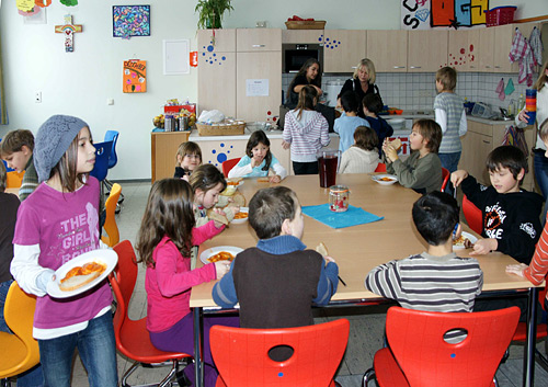 Schüler und Schülerinnen bei der Mittagsbetreuung