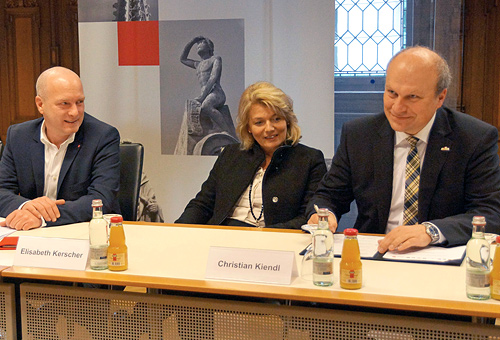 Bgm. Christian Kiendl bei der Unterzeichnung neben Bgm. Elisabeth Kerscher und OB Joachim Wolbergs