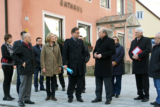 Florian Pronold mit Bgm. Christian Kiendl und Stadträten vor dem Rathaus