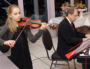 Junge Geigenspielerin und Pianist
