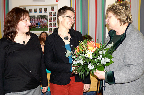 Bgm. Maria Feigl bei der Überreichung des Blumenstraußes an Frau van Innis