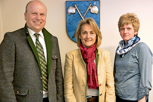 Bgm. Christian Kiendl mit Ulrike Schmid und Silvia Rathny