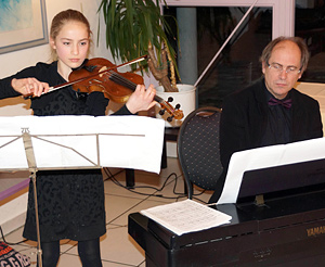 Anna Langrieger mit Violine und Hans G. Langrieger am Klaiver