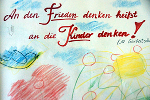 Plakat mit der Aufschrift: An den Frieden denken heißt an die Kinder denken!