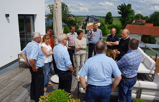 Bgm. Christian Kiendl und Architektin Nina Kellner mit der Delegation aus Hahnbach auf der Dachterrasse