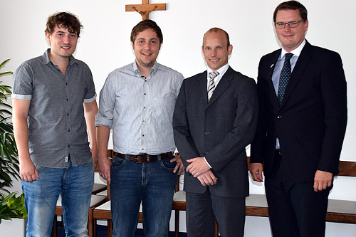 Andreas und Johannes Höglmeier mit Notar Nico Matheis und Vorstand Manuel Kammermeier