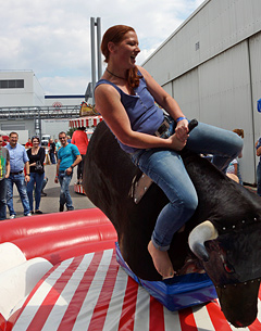 Junge Frau beim Bull-Riding