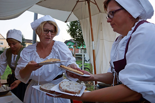 Frauen streichen Brote