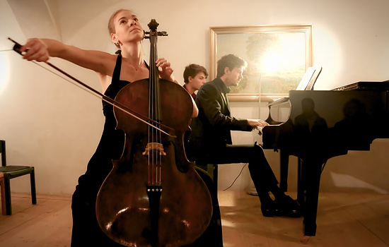 Cosima Federle bei Cellospiel, im Hintergrund Constatin Federele