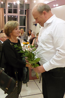 Bgm. Christian Kiendl überreicht eine Sonnenblume
