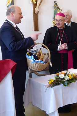Bgm. Christian Kiendl überreicht den Schierlinger Korb an Bischof Voderholzer