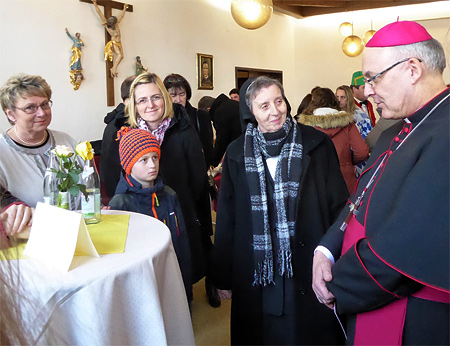 Bischof Voderholzer beim Gespräch im Pfarrheim