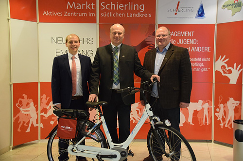Kommunalberater D. Pangerl, Bgm. Christian Kiendl und Klimaschutzmanager Franz Hien mit dem neuen E-Bike