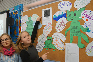 Schülerinnen der 3. Klasse vor ihrem Plakat