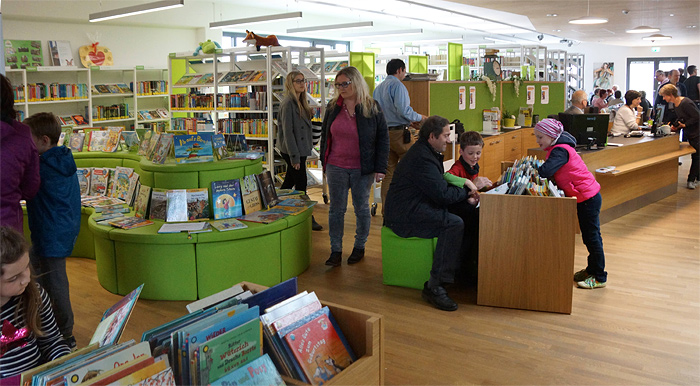 Der Begegnungs- und Leseraum der Bücherei