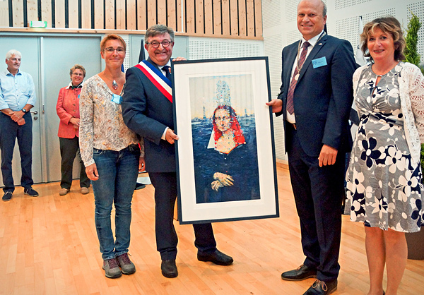 Die Bürgermeister und die Präsidentinnen der Partnerschaftsvereine mit dem Bild der Mona Lisa