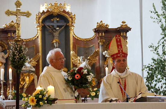 Pfarrer Josef Bock mit Bischof Dubrawskii am Altar
