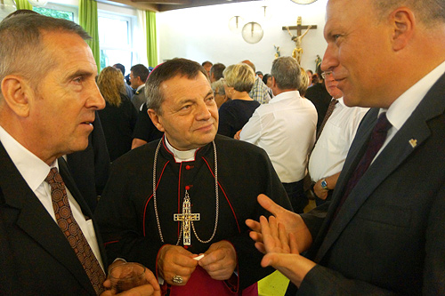 Bgm. Christian Kiendl mit Bischof Leon und Vladimir Nadkrenicinii im Gespräch