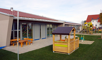 Außenanlage des neuen Hauses für Kinder