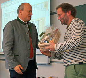 Bgm. Christian Kiendl überreicht Albert Dischinger eine Geschenkkistchen mit Schierlinger Spezialitäten