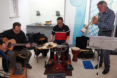 Drei Musiker beim Spielen