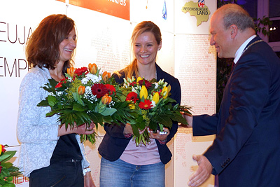 Bürgermeister Christian Kiendl überreicht einen Blumenstrauß an Doris Bachmeier und Regina Seidl