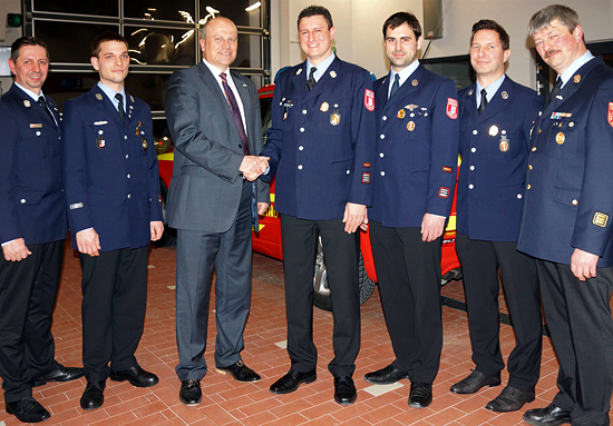 Bgm. Christian Kiendl mit Sascha Jörchel und weiteren Mitgliedern der Feuerwehr