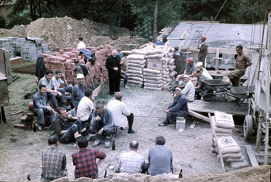 Historisches Bild der Baustelle mit freiwilligen Arbeitern