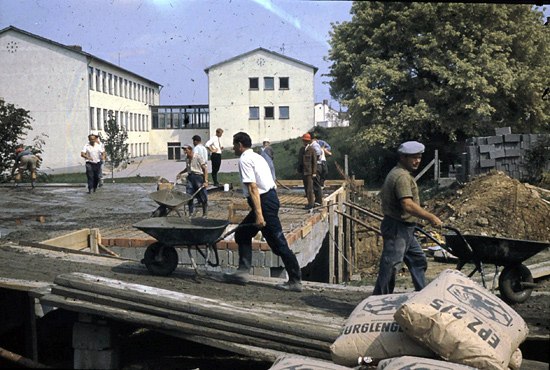 Historisches Bild von Arbeitern mit Schubkarren