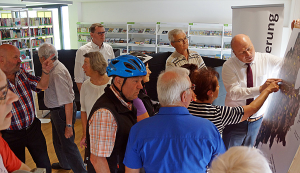 Foto: Bgm. Christian Kiendl mit Bürgern vor einer Karte des Radwegenetzes Schierling