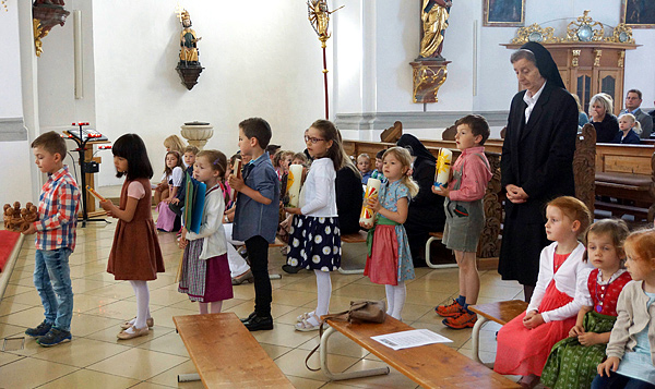 Foto: Kinder vor dem Altar