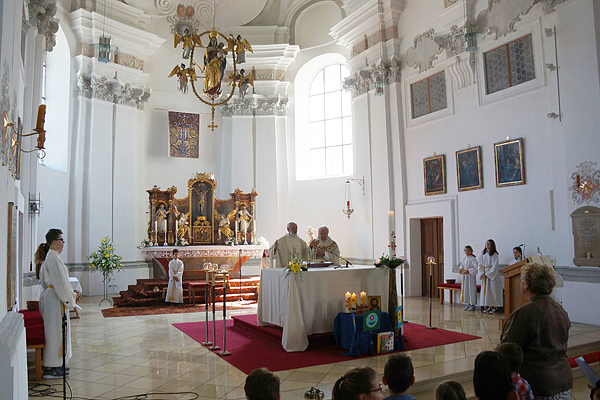 Foto: Die Priester am Altar