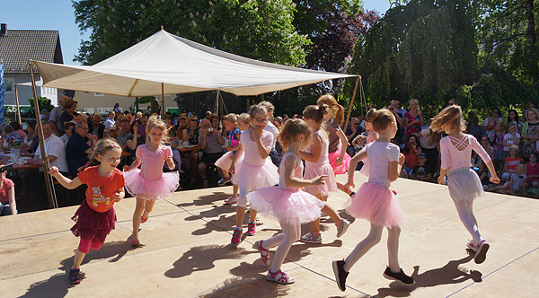Foto: Kleine Ballettmädchen tanzend auf der Bühne
