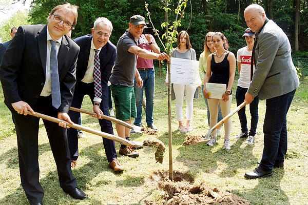 Foto: Die Ehrengäste beim Baumpflanzen