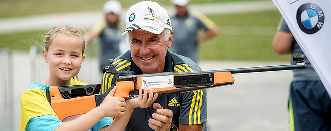 Biathlon-Olympiasieger Fritz Fischer mit einer jungen Teilnehmerin am Biathlon-Camp