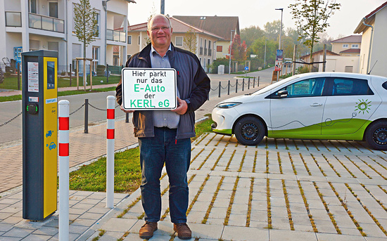Klimaschutzmanage Franz Hien am exklusiven Parkplatz für das eCarsharing-Auto