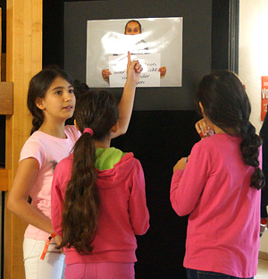 Mädchen beim Betrachten eines der Plakate zu Vorurteilen