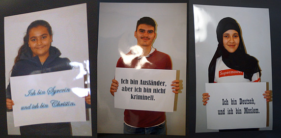Fotos von Jugendlichen mit Schild gegen Vorurteile