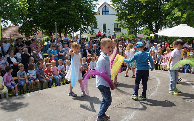 Kinder beim Tanz auf der Bühne