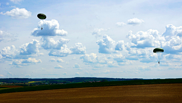 Zwei Fallschirmspringer am Himmel