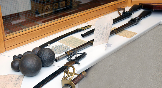 Kanonenkugeln und Gewehre in der Ausstellung