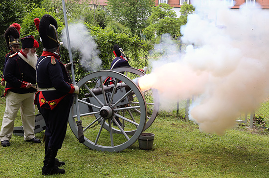 Soldaten beim Feuern einer originalgetreuen Kanone