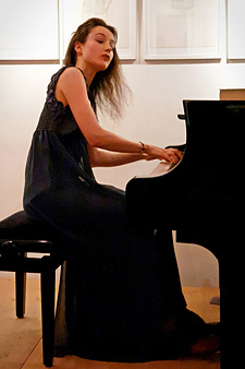 Die Pianistin Anastasia Zorina am Klavier