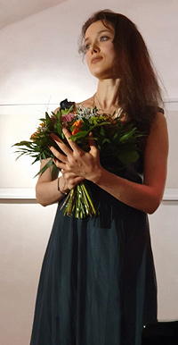 Die Pianistin Anastasia Zorina mit Blumenstrauß