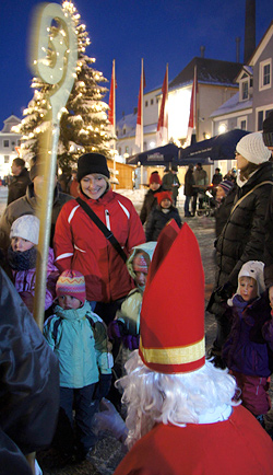 Kinder mit Nikolaus auf den Rathausplatz