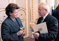 Pfarrer Hans Bock im Gesprch mit Staatssekretrin Marianne Deml