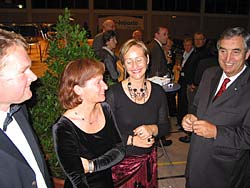 Rupert Schmid mit Chormitgliedern