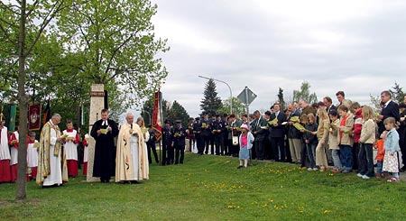 Priester und Gemeinde beim Segen