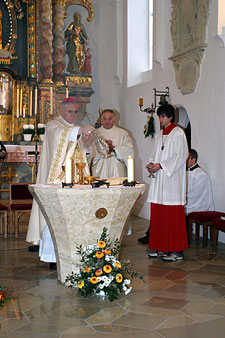 Bischof Gerhard Ludwig Müller bei der Segnung