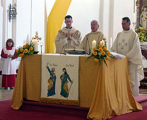 Die Priester am Altar